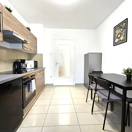 City Apartments アパート ノイス